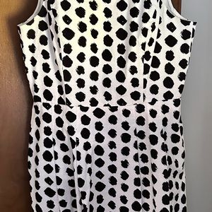 Women’s dress with belt & pockets.